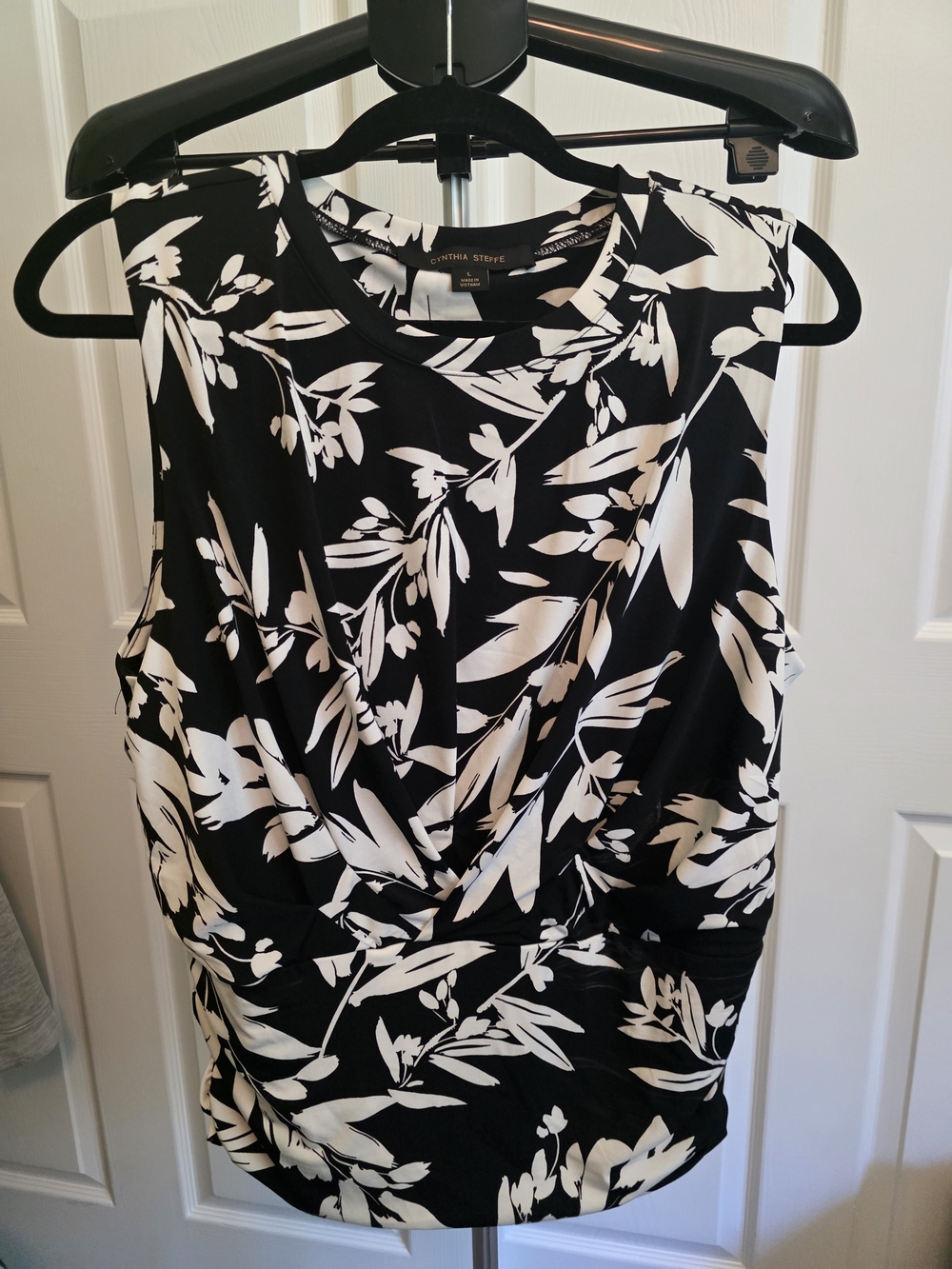 Cynthia Steffe Black White Floral Twist Front Sleeveless Top L